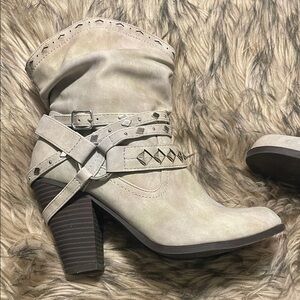 Daisy Fuentes Cream Heeled Boots